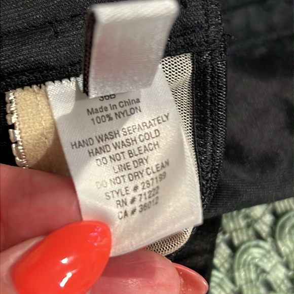 NWT black lace corset. Size 36B. Black satin ribbon, lace, blush undertone. - Picture 14 of 14